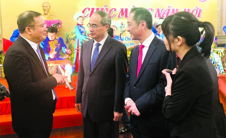 市委書記阮善仁（左二）與中國駐本市總領事吳駿（左三）和市中國商會會長趙騫（左一）交流。