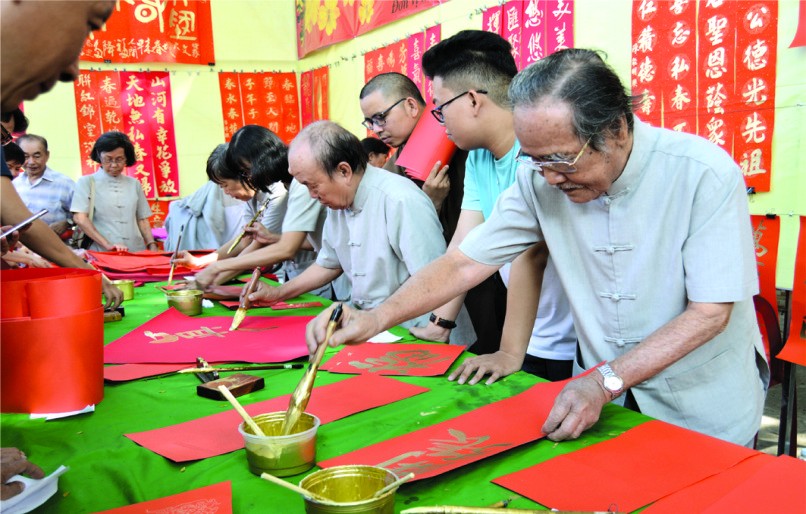 各書法家即席揮毫為廣大華人書寫揮春。