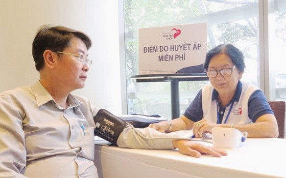 民眾在“為健康心臟社群”項目的一次活動中量血壓。