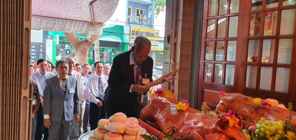 高陽堂許氏大宗祠昨(31)日上午，備辦金豬、水果、餅糕、香燭、元寶等，舉行隆重的祭祀祖先儀式，第十一屆理監事會全體成員、顧問和宗親父老踴躍參加。