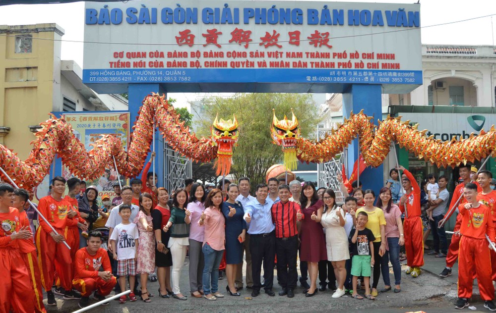 衡英堂龍獅藝術團與本報領導及職工合照。