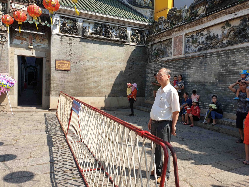 穗城會館理事長盧耀南介紹該會館新 增設的欄杆維持秩序。