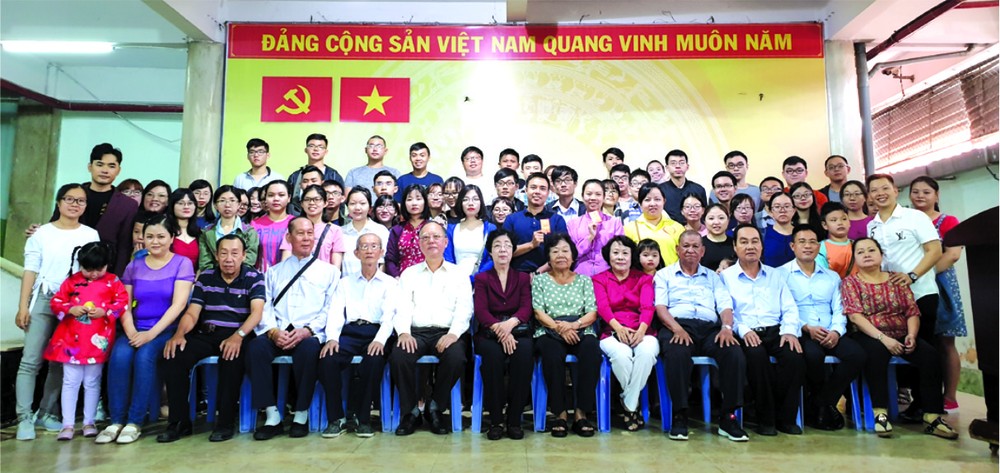 各代表與大學生合影。