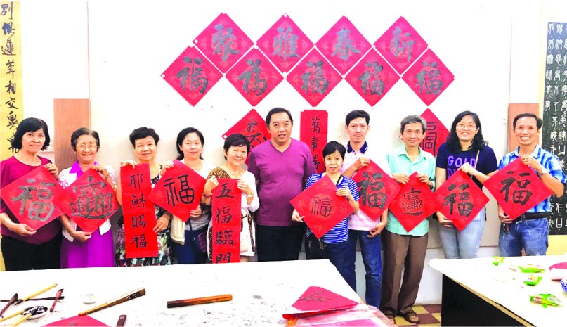 林漢城（左六）與學生們在團拜上留影。