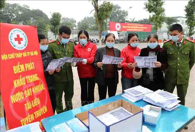 向民眾免費派發口罩和傳單。