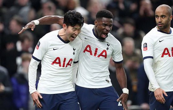 孫興慜（左一）。