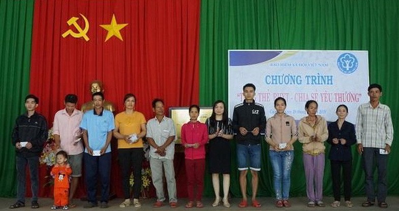 給貧困者贈送逾 1 萬 3400 張醫保卡