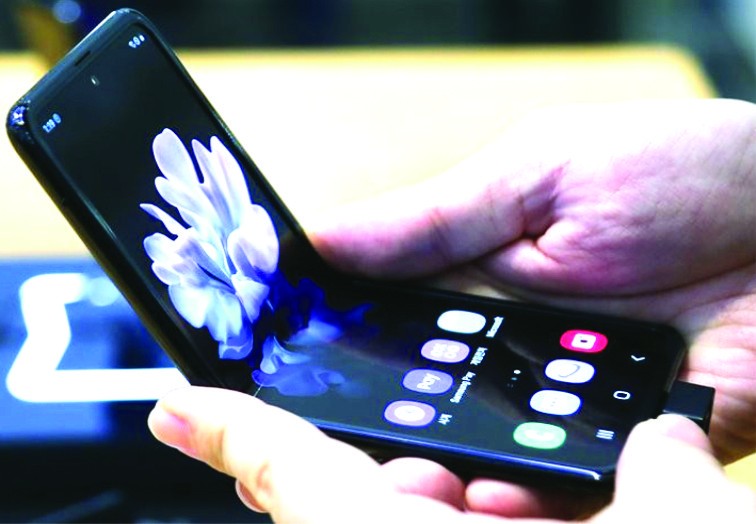 消費者體驗Galaxy Z Flip。