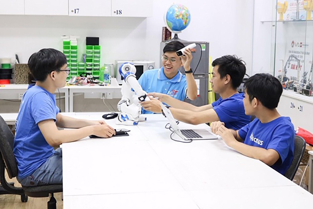 黃忠孝（左二）和自然科學大學的科研小組。