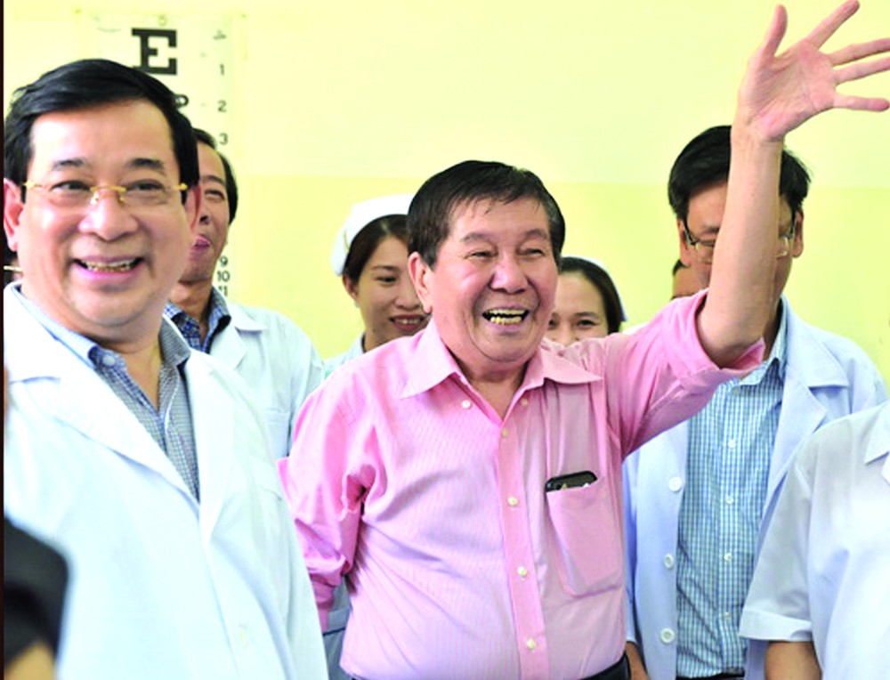 謝華堅先生（中）歡笑出院。