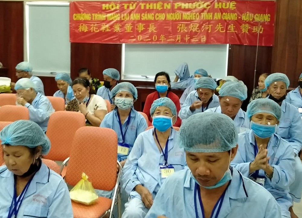 病人等候施白內障手術。