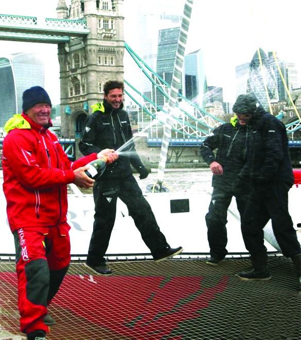 茹瓦永(左)與船員們開香檳慶賀。