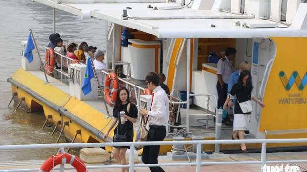 水上巴士上的乘客。