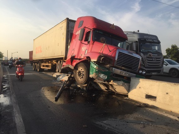 集裝箱車失控致多人驚慌失措