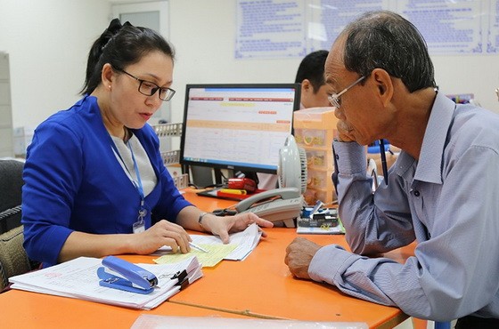 電力人員諮詢用戶節約用電。