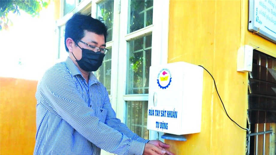 富安職技高等學校成功研製消毒洗手機。