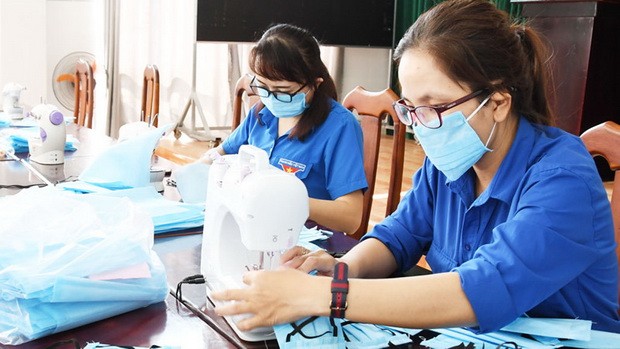 共青團員縫製醫用口罩 ảnh 1