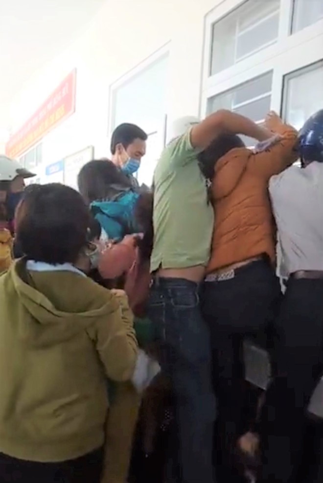 社會隔離結束民眾爭先恐後辦手續