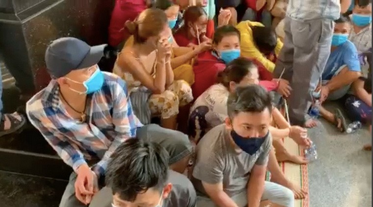 市公安廳刑警科(PC02)第五隊昨(24)日告知，已偵破在第十二郡新泰協坊4A街區阮氏繳街某住房後面的家族義祠組織的1個賭場。公安機關拘捕27人以及許多相關贓物。