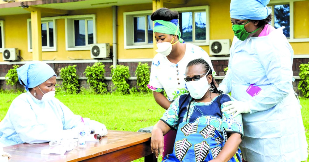 隨著新冠病毒病在非洲蔓延，助產士們在照顧一名孕婦。