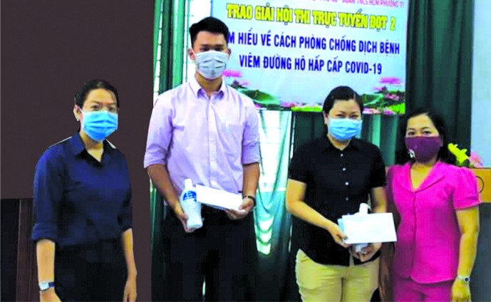 第五郡第十一坊越南祖國陣線委員會昨(8)日向獲得“線上瞭解防控新冠肺炎疫病比賽”的獲獎者頒獎。