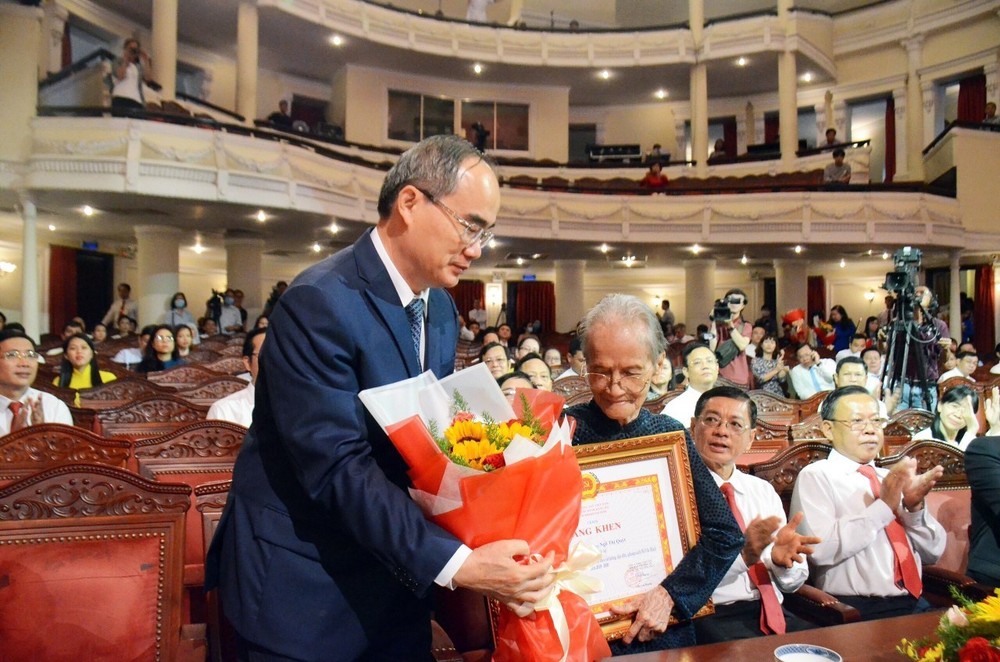 市委書記阮善仁表彰良好學習與傚法胡志明思想、道德和作風的個人。