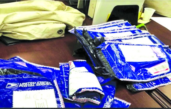 夫婦撿走擋路垃圾袋　內藏 100 萬美元現金