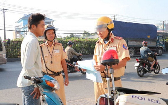 市交警查處路上違規行為。