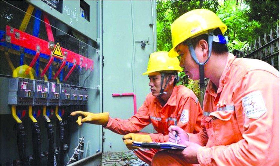 電力技術員檢查設備。