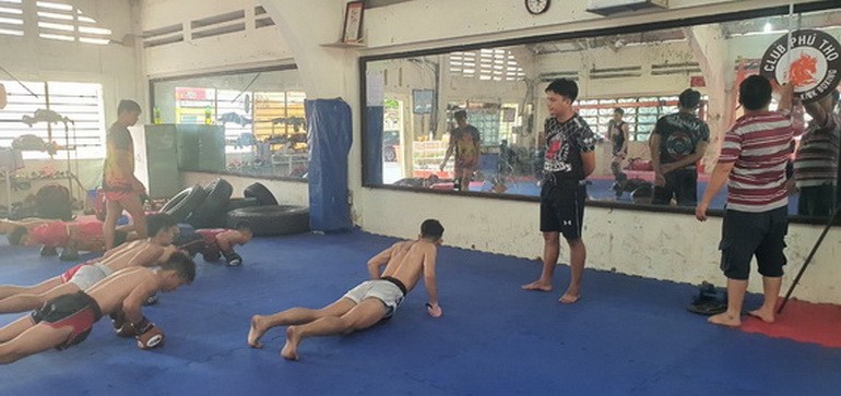 運動員正在鍛煉體力。