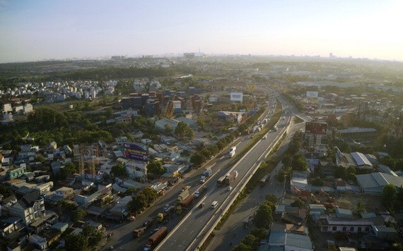 平陽省苡安市新萬高架橋（毗鄰本市第九郡）是環市三路幹線中的重要交通樞紐。
