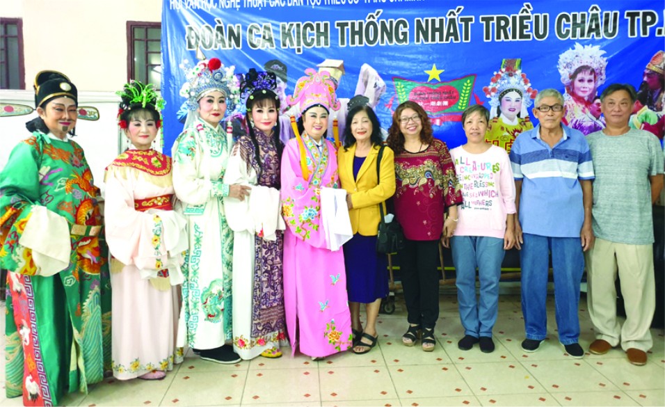 張四妹主任(右四)與市統一潮劇團團長 陳映詩、優秀藝人林寶珊、王桂華、藝人劉 碧虹、錢美鳳合照。