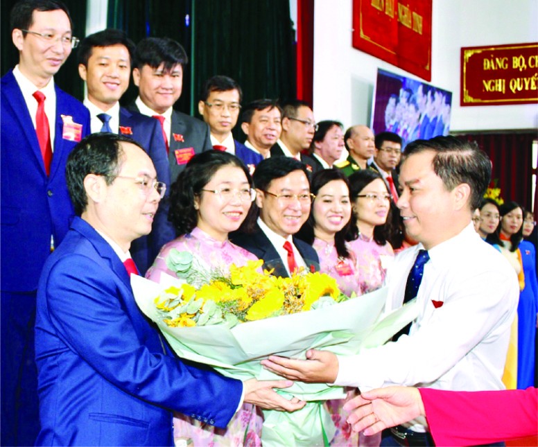 市委組織處副主任摩春越(右) 祝賀第五郡郡委書記阮文孝。