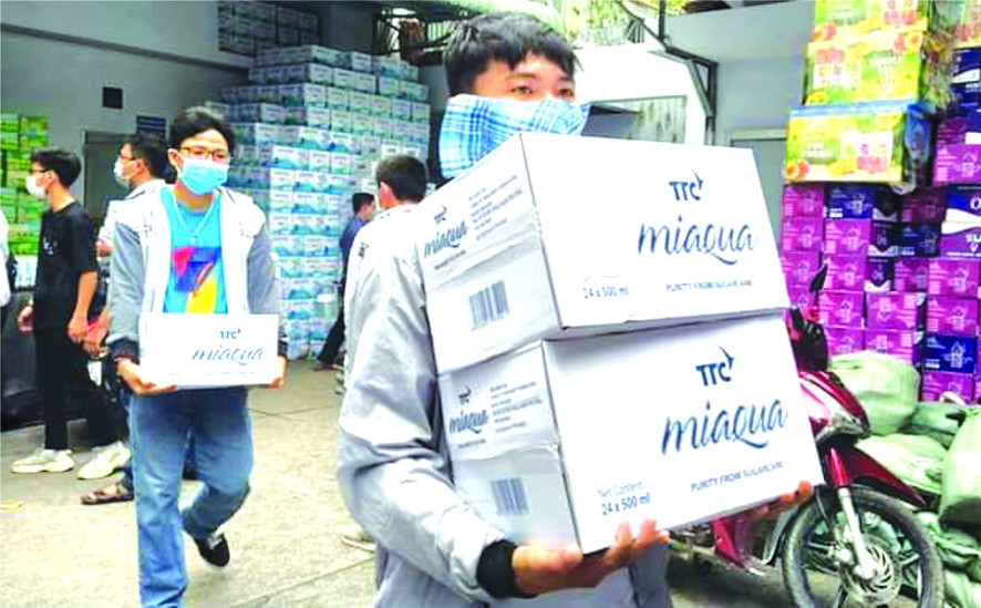志願青年搬運飲料、應用品為考生接力 活動作準備。