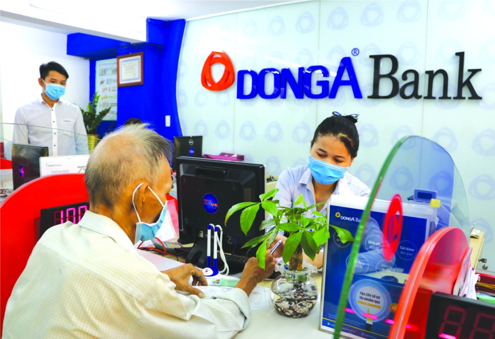 貧困戶代表在銀行領取補助金。