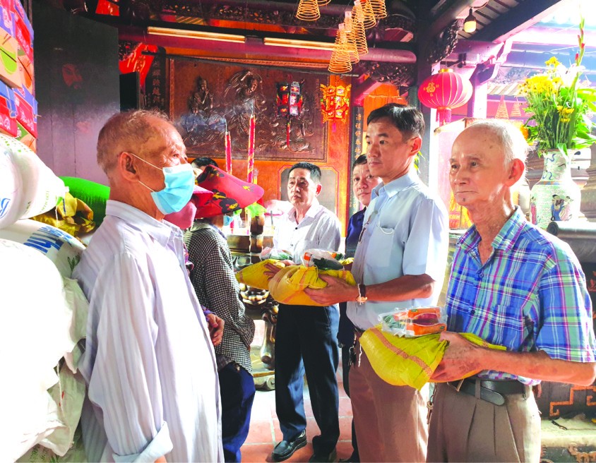 霞漳會館理事向清貧戶派發盂蘭節禮物。