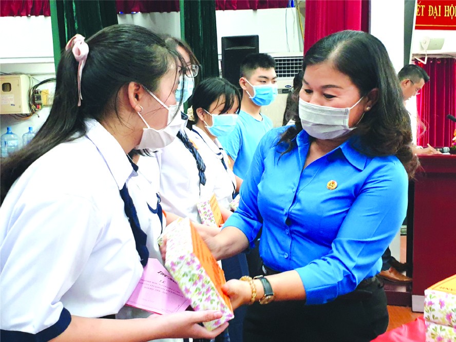 值新學年來臨，為鼓勵清貧的勞工子弟努力向學，第五郡勞動聯團昨(4)日上午舉行2020-2021學年阮德景獎助學金頒發儀式。