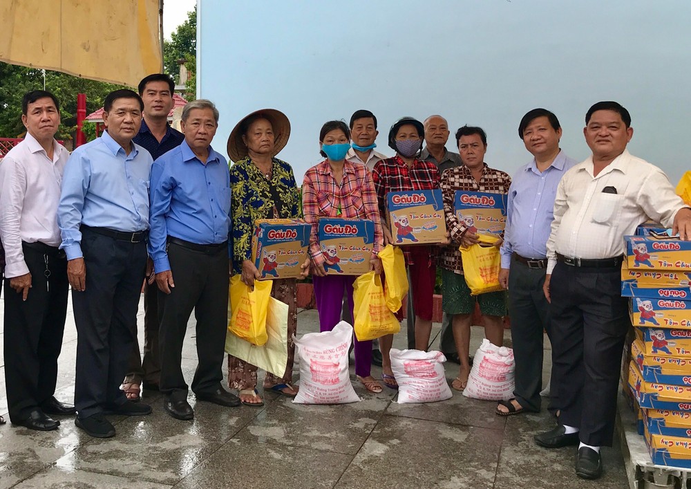 崇正會館與慈善會館各負責人向窮人發送禮物。