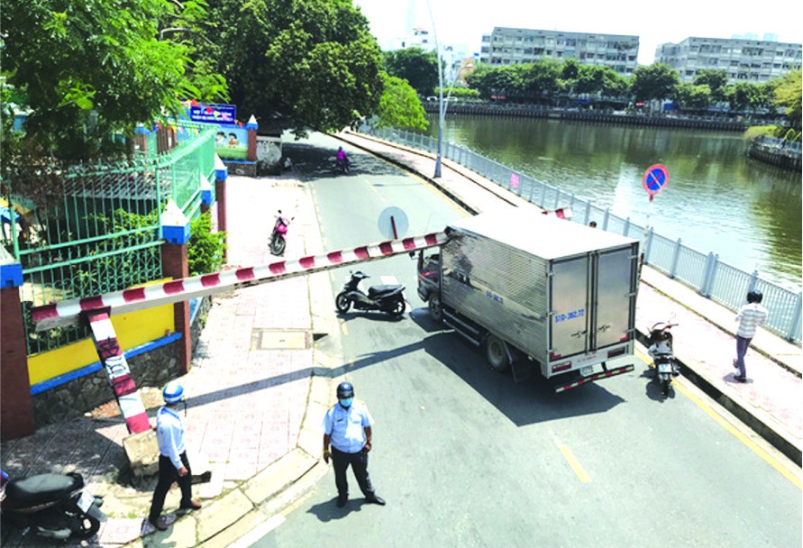 卡車撞倒黃花探橋下限制高度欄杆