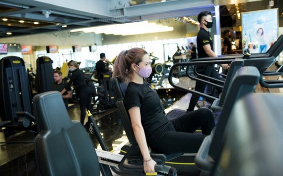 在健身時，會員也要保持一定的距離以確保安全。