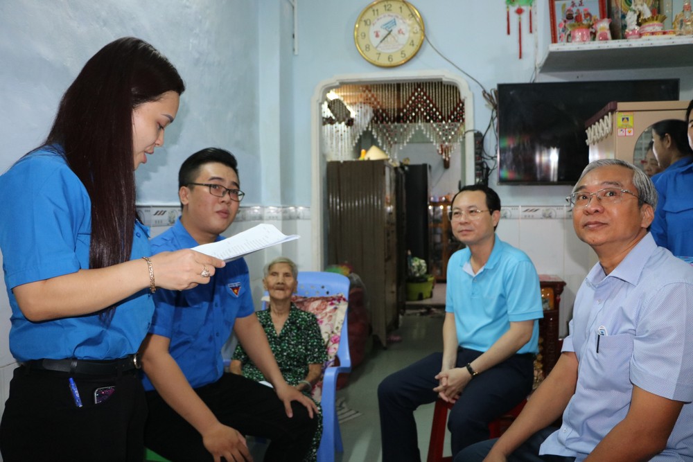 　　阮文孝書記及范國輝主席參加給陳蓮大娘 交屋儀式。