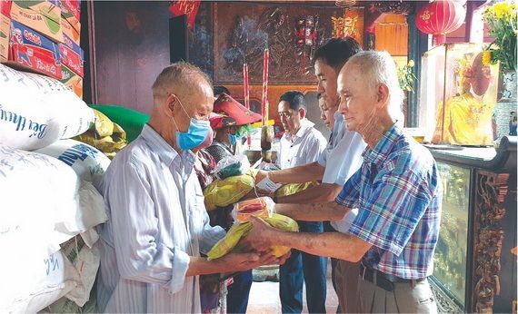 福建霞漳會館理事送米給貧困者。　　心雨　攝
