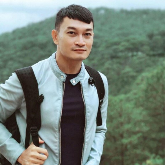 張明國泰在《暖火》中飾演一名消防員。