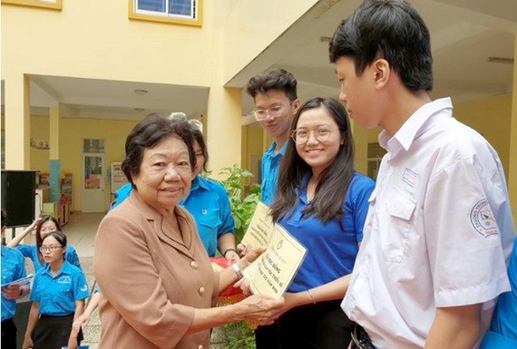 李金梅向清貧好學的學生頒發2019-2020學年助學金。