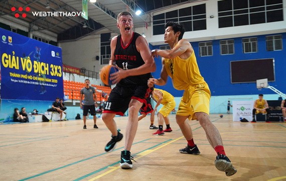 擁有外籍球員的第二郡隊（深色）奪得U19年齡組冠軍。