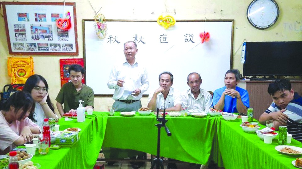 方洲主任(站立者)在會上交流。