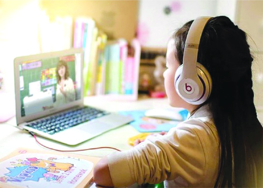 小學生在疫情期間參加線上課堂。