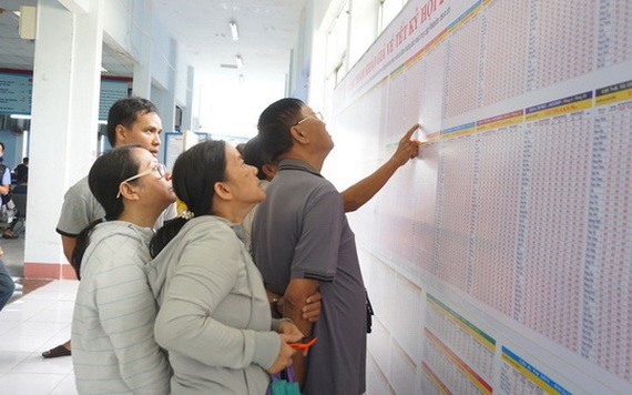 乘客在西貢車站購票。