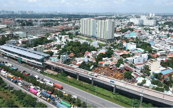 長壽坊毗鄰河內公路和濱城-仙泉地鐵線。