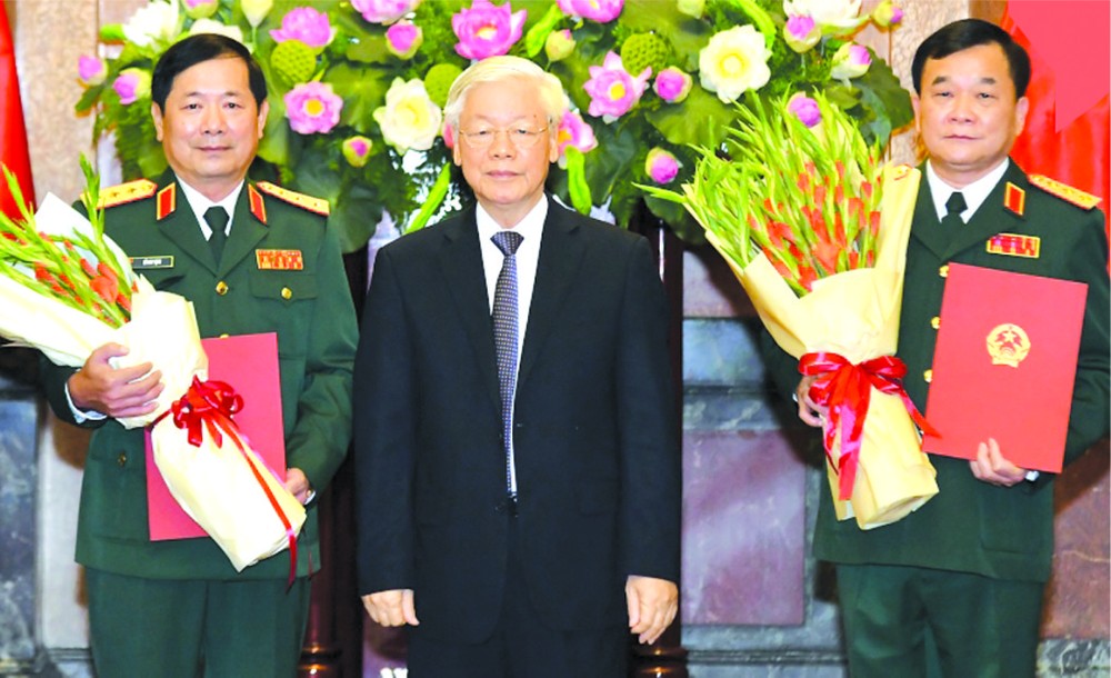　　總書記、國家主席阮富仲向兩位中將頒授晉升《決定》。